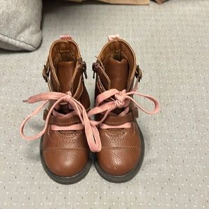Like new worn twice girl toddler boots! Great for the fall sz5